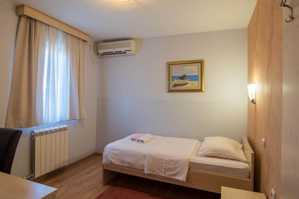 Hotel Ambiente Podgorica Buitenkant foto